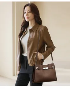Vue détaillée d'un sac à bandoulière élégant en cuir marron avec un fermoir.