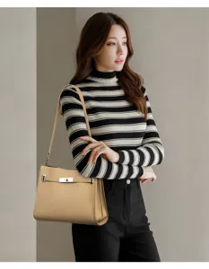 Vue détaillée du sac à main en cuir élégant avec finitions et quincaillerie premium.