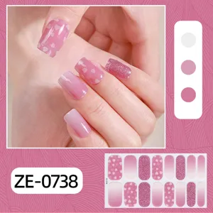 Vue détaillée des autocollants d'ongles cœur rose dégradé de la Saint-Valentin avec pose sur main.