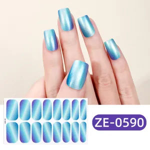 Detailopname van blauwe kattenoog nagelwraps stickers met glinsterende glitter.