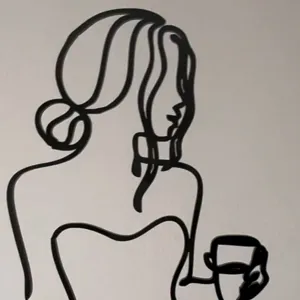 Primo piano dettaglio di sagoma femminile in art line nera per decorazione torta.