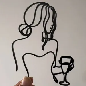 Donna in line art in acrilico nero con bicchiere di vino topper per torta decorazione festa
