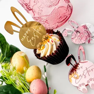 Dettaglio cake topper in acrilico con coniglietto di Pasqua, etichette per cupcake oro rosa.
