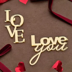 Decoración de pastel de amor de acrílico dorado y detalle de etiqueta para San Valentín.