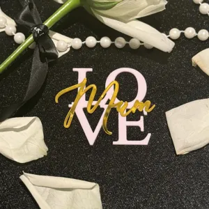 Λεπτομέρεια topper τούρτας LOVE MUM από ακρυλικό, κομψό διπλό στρώδιο για τη γιορτή.
