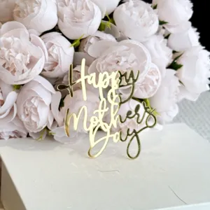 Χρυσό ακρυλικό Happy Mother's Day τοππερ κέικ λεπτομέρεια, κομψή λουλουδένια διακόσμηση.