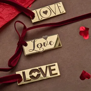 Etiquetas de regalo LOVE de acrilico dorado con cinta de terciopelo rojo para San Valentin.