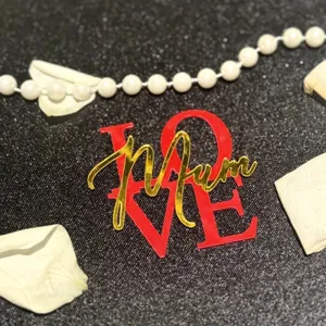 Ακριλικό topper τούφας LOVE MUM για Γιορτη της Μητέρας, κόκκινο και χρυσό σχέδιο για διακόσμηση.