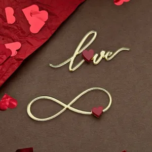 Adornos de tarta love e infinito de acrílico dorado con corazón rojo para San Valentín.