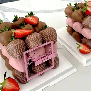 Roze acryl bedankt taarttopper met chocolade bedekte aardbeien voor feestdecoratie
