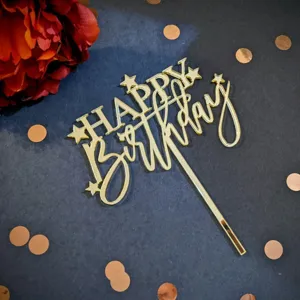 Goldener Acryl Happy Birthday Kuchendeckel Detailaufnahme, ideal für Partydekoration und Desserttische.