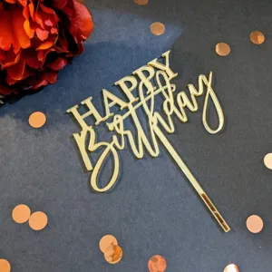 Goldener Acryl Happy Birthday Kuchentopfer Detailaufnahme für schicke Partydekoration.