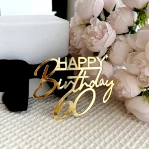 Dettaglio topper per torta di compleanno in acrilico dorato, elegante decorazione per festa.
