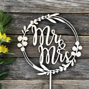 Détail de cake topper Mr et Mrs en bois, décoration rustique de dessert de mariage.