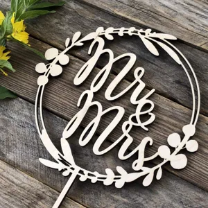 Détail de cake topper Mr & Mrs en bois, belle décoration de mariage avec couronne.
