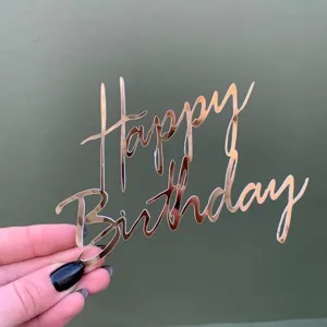 Detailansicht eines roségoldenen Acryl Happy Birthday Kuchendeckers für Ihre Party.
