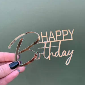 Roségold Acryl Happy Birthday Tortenaufsatz Detailaufnahme mit glänzendem Finish.