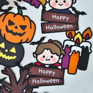 Detalle de primeros planos de adorables adornos de papel para tartas de Halloween.