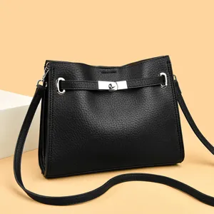 Sac à bandoulière en cuir classique pour femmes avec design élégant de sangle à serrure métallique.