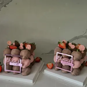 Chocolade aardbeien taartdecoratie met bedankt acryl topper voor speciale feestdagen.