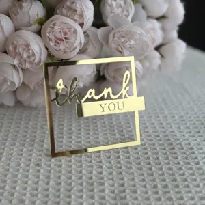 Gedetailleerd overzicht van gouden acryl bedankt taarttopper voor feestelijke decoratie.