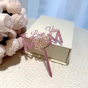 Ροζ ακρυλικό cake topper I Love You MOM με τριαντάφυλλο για τη Γιορτή της Μητέρας.