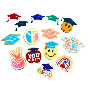 Hermoso set de cake toppers de graduación en acrílico colorido, grandes detalles.
