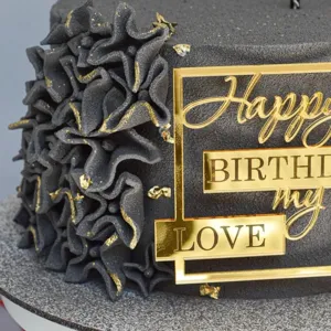 Magnifique gateau d'anniversaire noir avec topper acrylique dore et belles fleurs