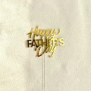 Vista dettagliata della decorazione per torta festa del papà in acrilico oro lucido brillante.