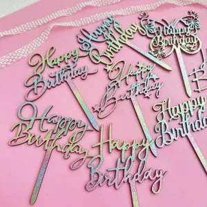 Vue de detail de topper gateau joyeux anniversaire paillete, decoration en papier.