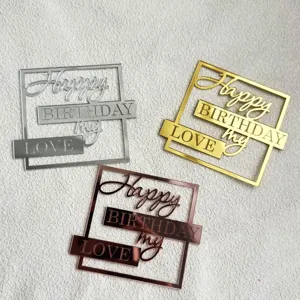 Gros plan de cake toppers d'anniversaire en acrylique or, argent et or rose avec des lettres creuses.
