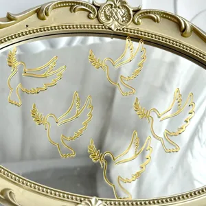 Dettaglio decorazione torta colomba acrilico oro, elegante pezzo per tavola di dolci.