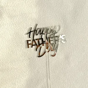 Topper per torta Festa del Papà in acrilico argentato dettaglio con finitura a specchio lucida.