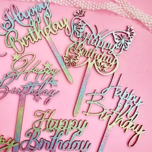 Détail de décoration de gâteau d'anniversaire à paillettes avec papillon et étoiles.