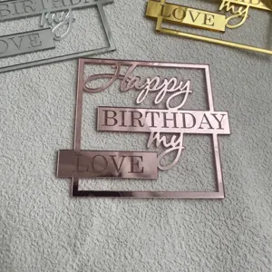 Détail de cake topper anniversaire en acrylique miroir, décor de table rose gold.