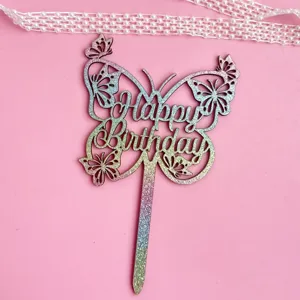 Vue detaillee de decoration de gateau papillon pailletee, theme rose fete detail