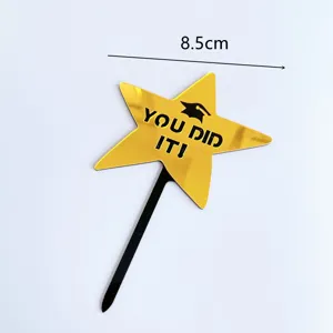 Adorno de tarta de estrella de acrílico dorado con birrete para fiesta graduación.