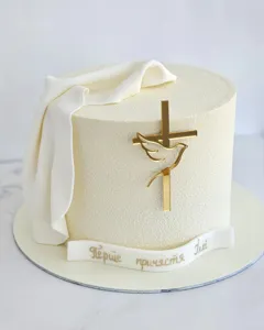 Elegante decorazione per torta in velluto bianco con topper croce colomba in acrilico dorato.