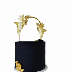 Acryl Bogen Tortenaufsatz mit goldenem Blumendesign, Detailansicht elegante Kuchendeko.