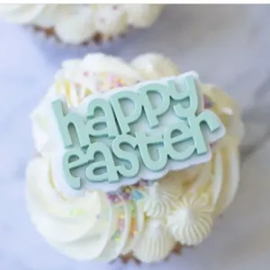 Λεπτομέρεια topper cupcake Πάσχα, πράσινα γράμματα κομμένα με λέιζερ για γιορτή.