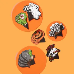 Halloween Cupcake Wrapper Detailansicht, gruselige Geister Skelett Papier Party Deko.