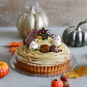 Tarta mont blanc de castañas de Halloween con fantasma y adorno de calabaza detalle