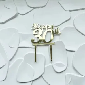 Goldener Acryl 30 Geburtstag Torte Topper Detailaufnahme, elegantes Design für Feier.
