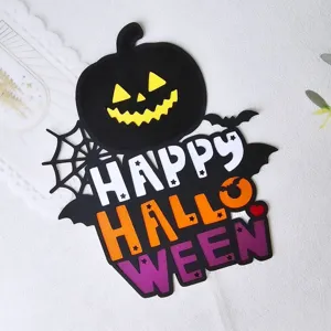 Detalle de decoración de pastel de Halloween con calabaza negra y murciélagos aterradores.
