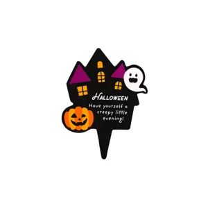 Detalle de topper de pastel de Halloween con fantasma lindo, calabaza y castillo para fiesta.