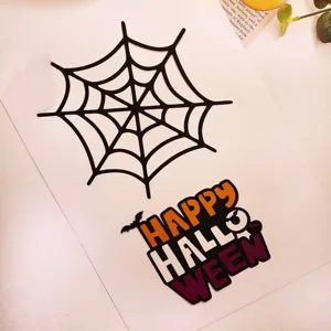 Vista detallada de la decoración de pastel de Halloween de papel con telaraña.