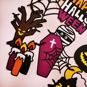 Vista detallada de recortes de decoracion de Halloween con telarana y arbol espeluznante.