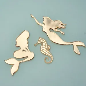 Formas de sirena y caballito de mar de acrilico espejo dorado, ideales para decoracion de pared.