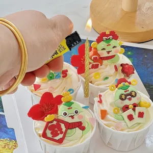Vista detallada de adorables adornos para pasteles de serpiente para fiesta de Año Nuevo.