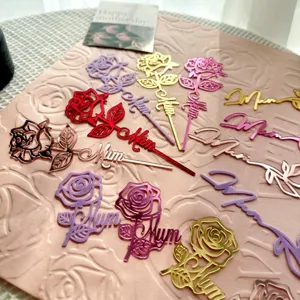 Topper de tarta de rosa acrílica con texto Mum, ideal para decoración de día de madre.